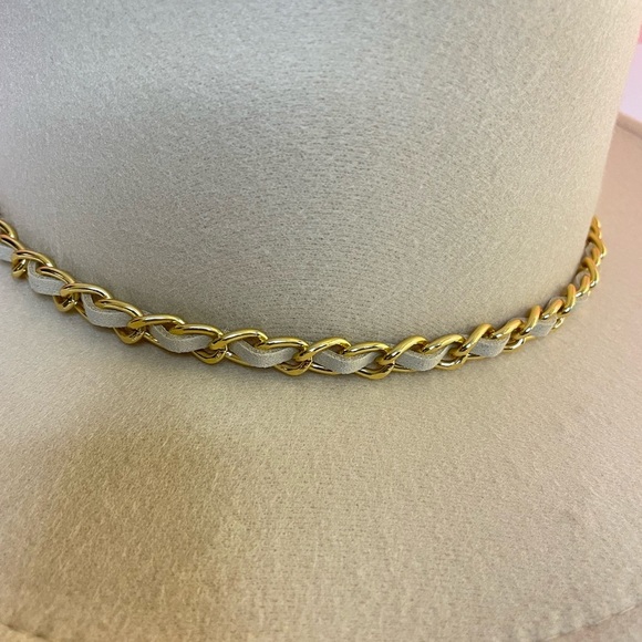 NEW ON TREND FASHION IVORY BRIM HAT GOLD CHAIN ACCENT - Picture 6 of 6